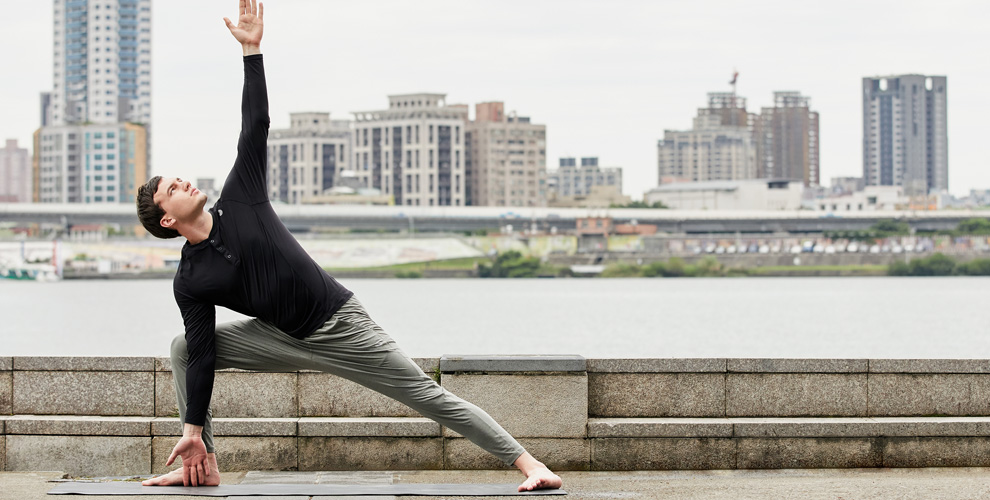 ヨガをする男性の服装は何がおすすめ ユニクロ以外のメンズヨガウェアの選び方 Yogasparesort